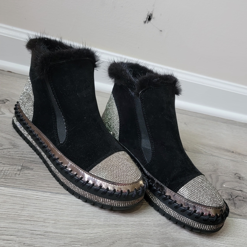 Elegant Black and Silver Ankle Boots with Fur Trim‎